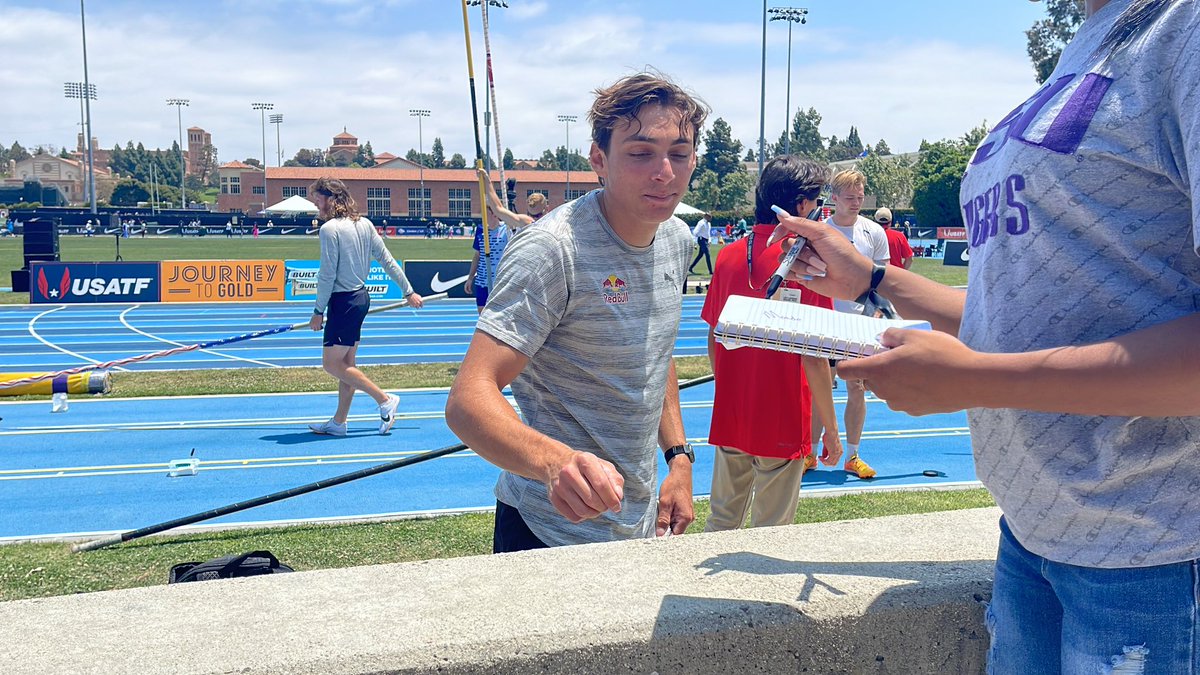 Mondo signing autographs before the men’s pole vault, #usatfLAgrandprix, #continentaltourgold