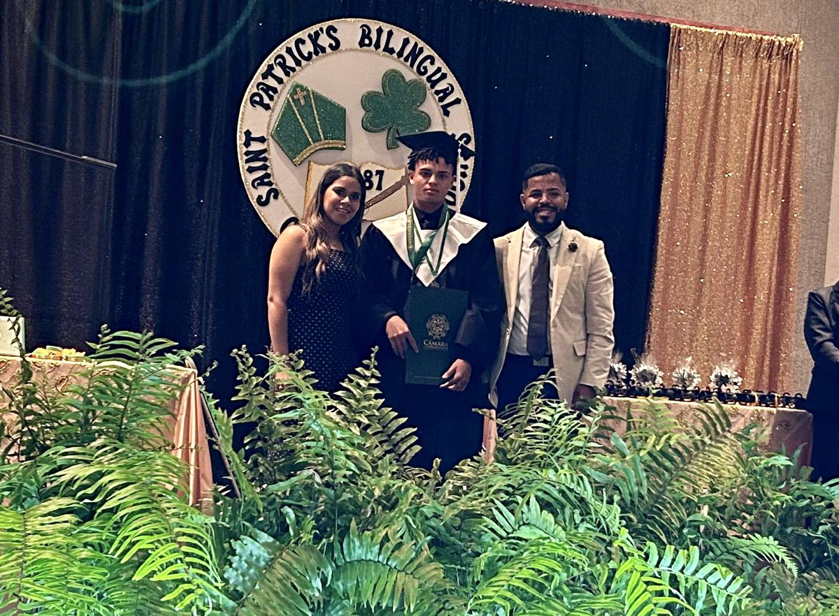 👨🏻‍🎓🧑🏻‍🎓 Parte de mi equipo de trabajo en mi representación en la graduación del 𝗖𝗼𝗹𝗲𝗴𝗶𝗼 𝗦𝗮𝗶𝗻𝘁 𝗣𝗮𝘁𝗿𝗶𝗰𝗸'𝘀 𝗕𝗶𝗹𝗶𝗻𝗴𝘂𝗮𝗹 𝗦𝗰𝗵𝗼𝗼𝗹,en la cuál estuve haciendo entrega del premio Líder Comunitario al joven Amir Y. Yassin Melendez. 

 🎉Felicidades Graduandos