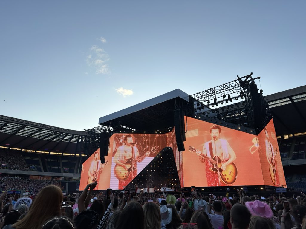 HLDTour's tweet photo. Harry on the big screen!
#LoveOnTourEdinburgh #Night2
27.5.22

📸: jnnfrgrhm https://t.co/yecKZXwHZl
