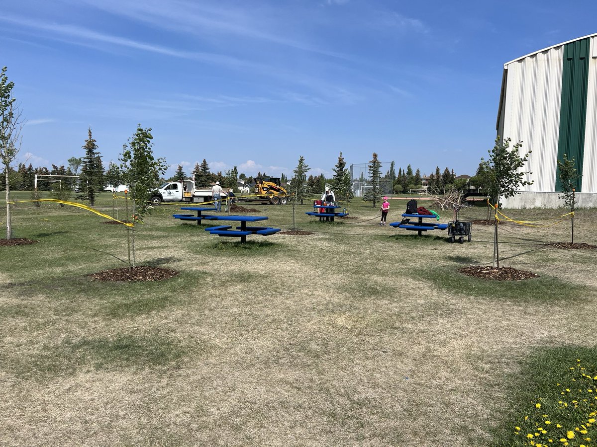 SASCBE's tweet image. Thank you @bluegrassnursery and Todd James for donating new trees to Scenic Acres School. Rita H (parent council) and our parent planting crew!