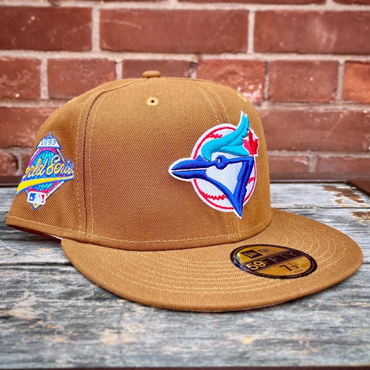 TheSportGallery's tweet image. As promised, we have something for lovers of the original #BlueJays logo, which absolutely pops on tan. A nice option if you’ve already got one of the classic Jays #fitted hats, and this one even has the ‘93 World Series #sidepatch! #NextLevel #NewEraCap