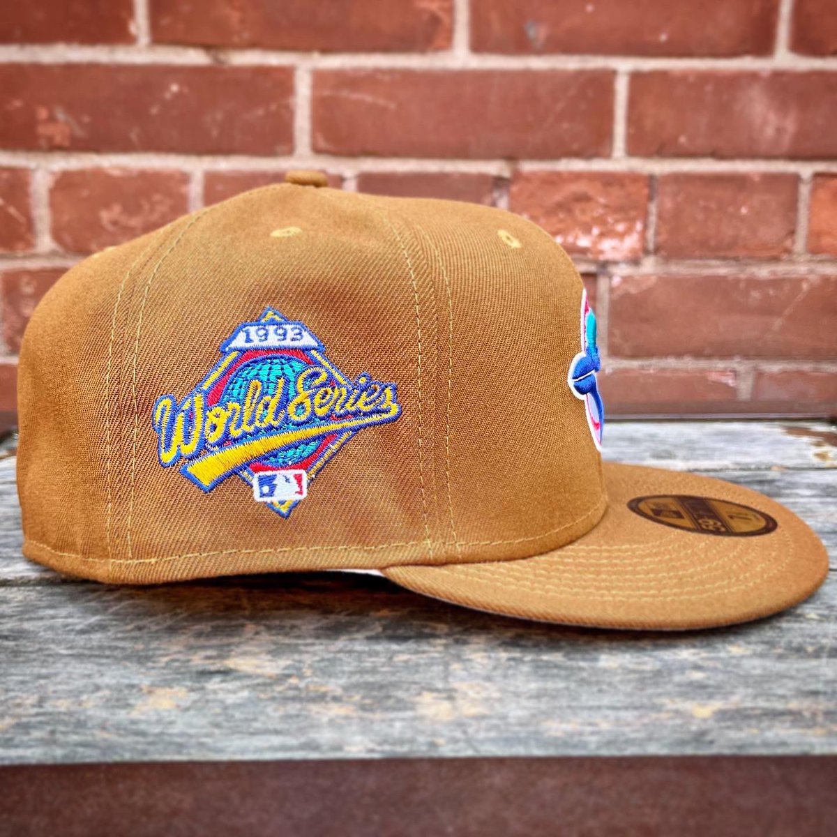 TheSportGallery's tweet image. As promised, we have something for lovers of the original #BlueJays logo, which absolutely pops on tan. A nice option if you’ve already got one of the classic Jays #fitted hats, and this one even has the ‘93 World Series #sidepatch! #NextLevel #NewEraCap