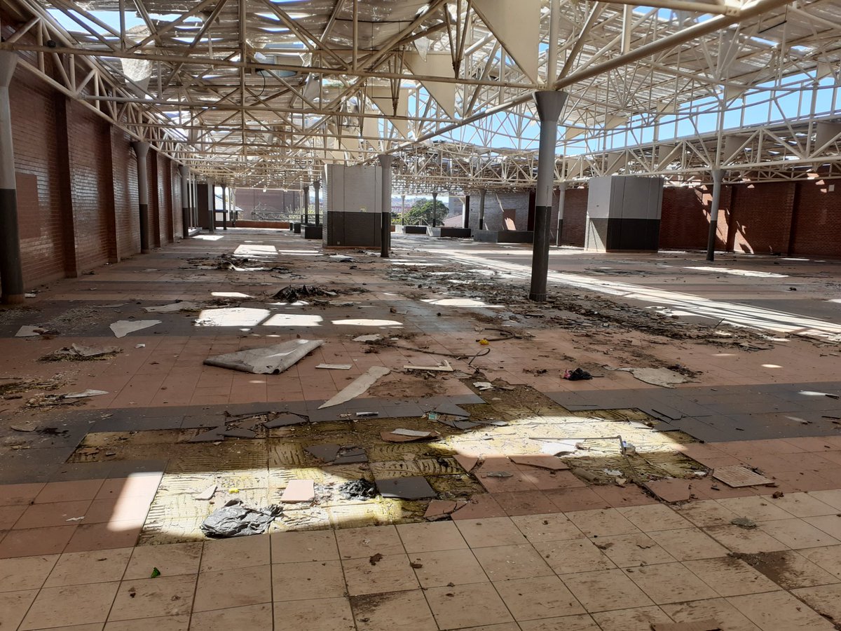 PatrioticMedia1's tweet photo. THE MAN WHO DESTROYED A MILLION JOBS
@MbalulaFikile is going around the country as if everything is ok, but this is the man who destroyed many people's jobs when he was the minister of transport. Keep those photos of damaged railway infrastructure coming. https://t.co/jUXmsyjTOM