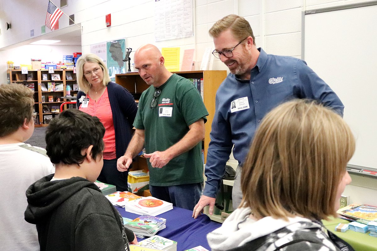 officialSPS's tweet image. .@RIFWEB and the @oreillyauto Foundation donate 600 books to @WellerPanthers 📚

MORE: ow.ly/zeMJ50Ox8H9

#supportSPS