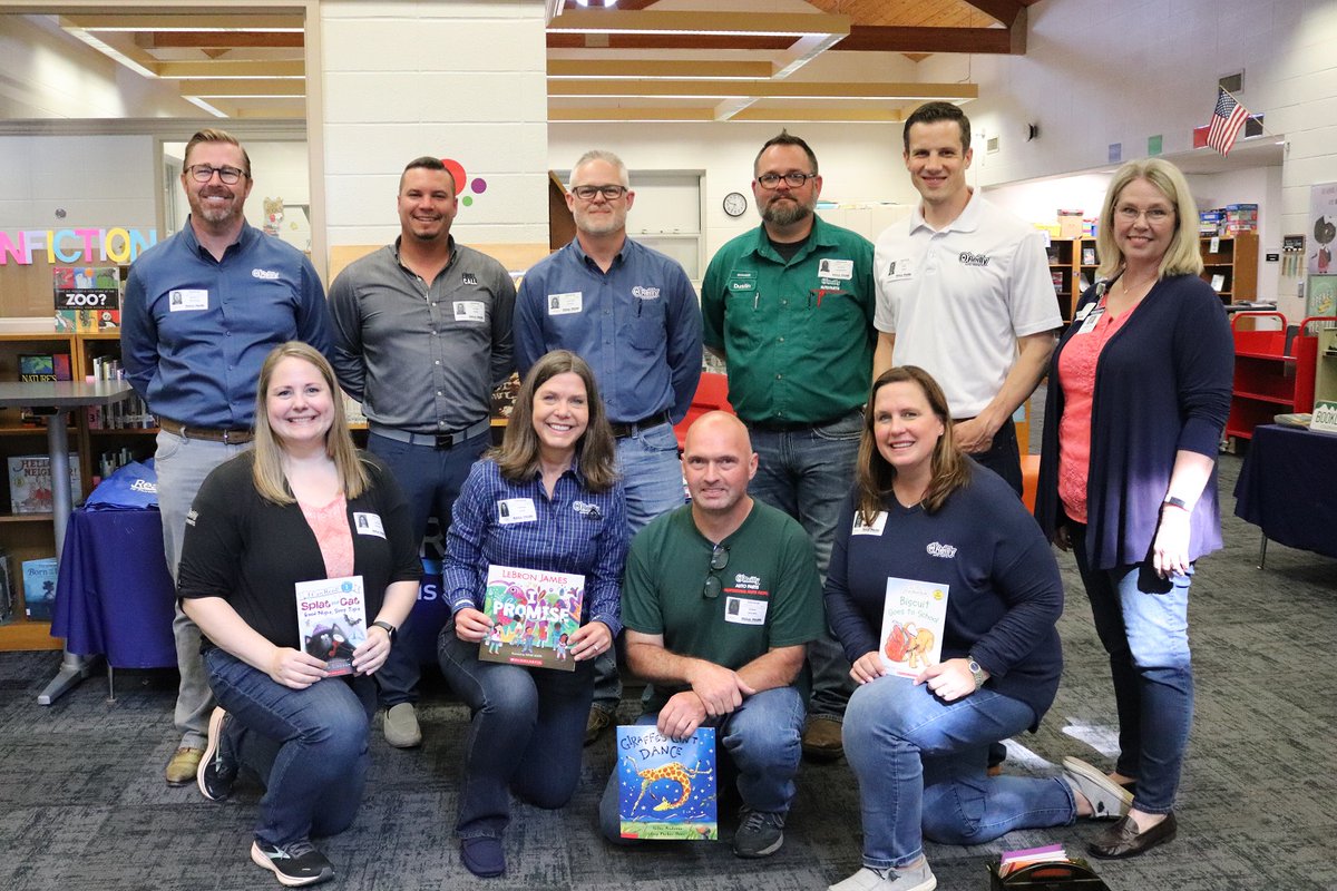 officialSPS's tweet image. .@RIFWEB and the @oreillyauto Foundation donate 600 books to @WellerPanthers 📚

MORE: ow.ly/zeMJ50Ox8H9

#supportSPS