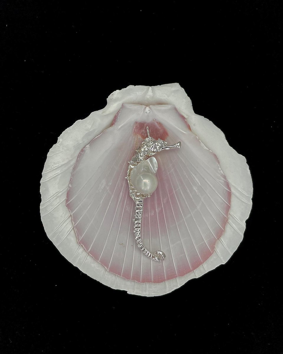 Seahorse pendant, the pouch is baroque pearl. After a lovely courtship ceremony, females deposit eggs to male seahorses’ pouches and males carry the eggs and give birth.