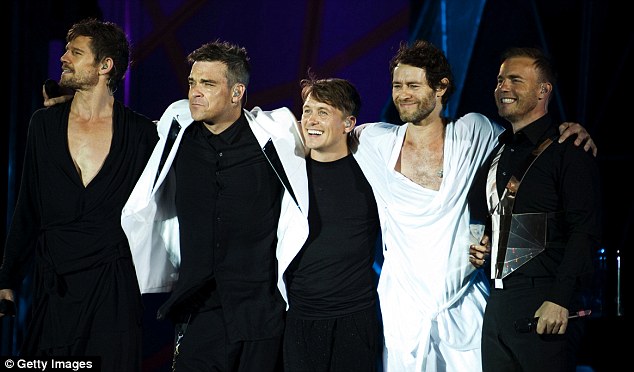 TakeThatFrance's tweet photo. Il y a 12 ans aujourd'hui débutait le Progress Tour. 35 dates en stades, 1.34 million de tickets vendus en 24h et un rêve réalisé pour les voir: voir les Take That à 5 sur scène. Qui a eu la chance d'y aller? #FrenchThattersOnTour #ProgressTour #TakeThat https://t.co/1spDRDjwRu