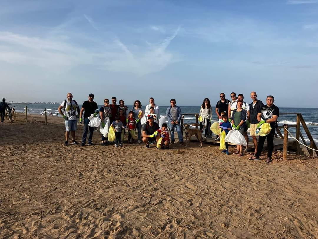 SalesianosVSJB's tweet photo. Recogida de residuos en la Playa de la Patacona.
#colegioverde terminando la recogida de residuos hemos encontrado restos de todo tipo, sobre todo botellas de cristal y botes de bebidas, restos plásticos y en menor medida restos biológicos.
#green #enfamilia https://t.co/mrlmjLxuOw