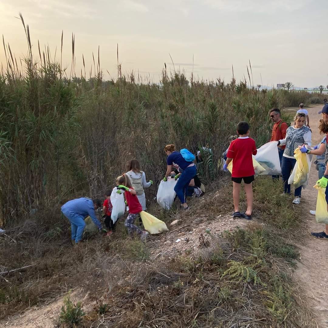 SalesianosVSJB's tweet photo. Recogida de residuos en la Playa de la Patacona.
#colegioverde terminando la recogida de residuos hemos encontrado restos de todo tipo, sobre todo botellas de cristal y botes de bebidas, restos plásticos y en menor medida restos biológicos.
#green #enfamilia https://t.co/mrlmjLxuOw