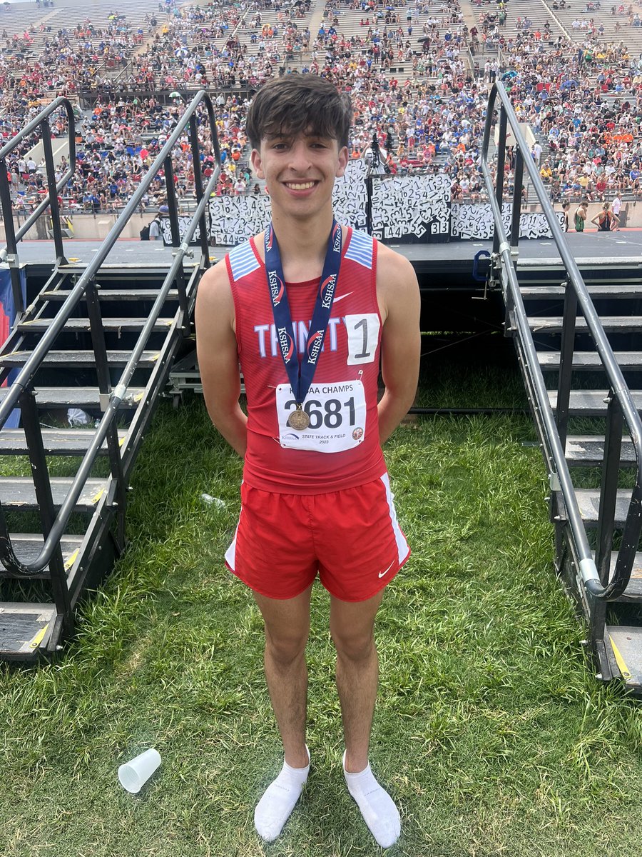 TrackInKansas's tweet image. 2A boys 1600 meter state champion 🥇 

Jonah Godina of Hutch-Trinity in 4:13.18.

#trackinkansas