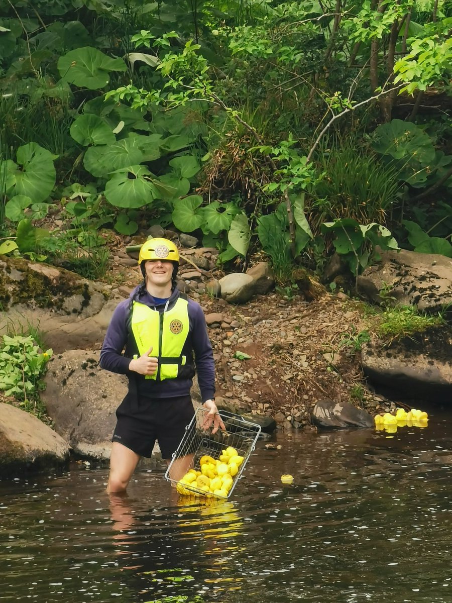 Fantastic fun with our @Rotarydunblane friends at the #DuckRace at the #DunblaneFling today 💙💛💙 🦆🦆🦆🦆🦆🦆🦆🦆 #Dunblane #MakeADifference 🙌