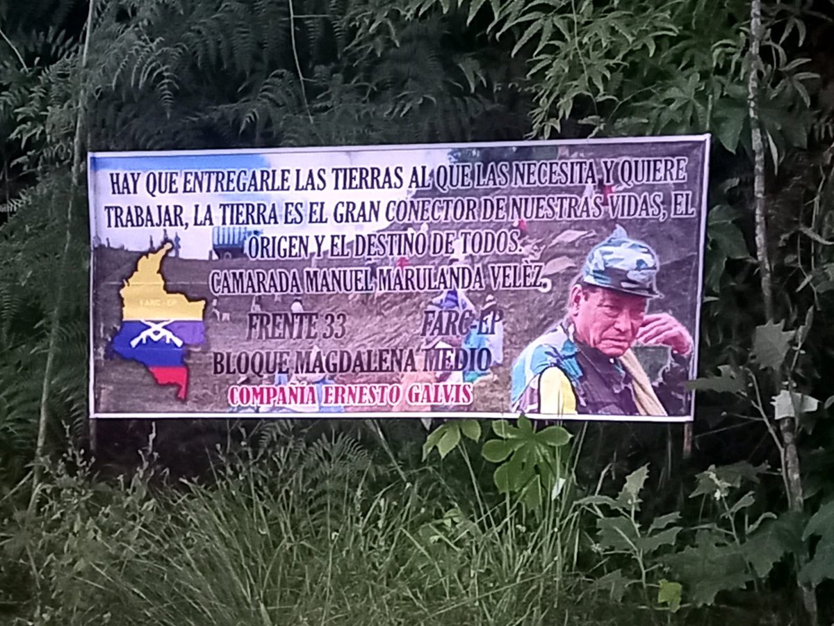 #AlertaColombia 
Me informa la comunidad que con esa valla amaneció la entrada de planadas, vía San Pedro en el municipio del Playón, Santander. Incluso están amenazando a los uniformados de no ingresar hasta los territorios. Pido a las autoridades competentes verificar la…