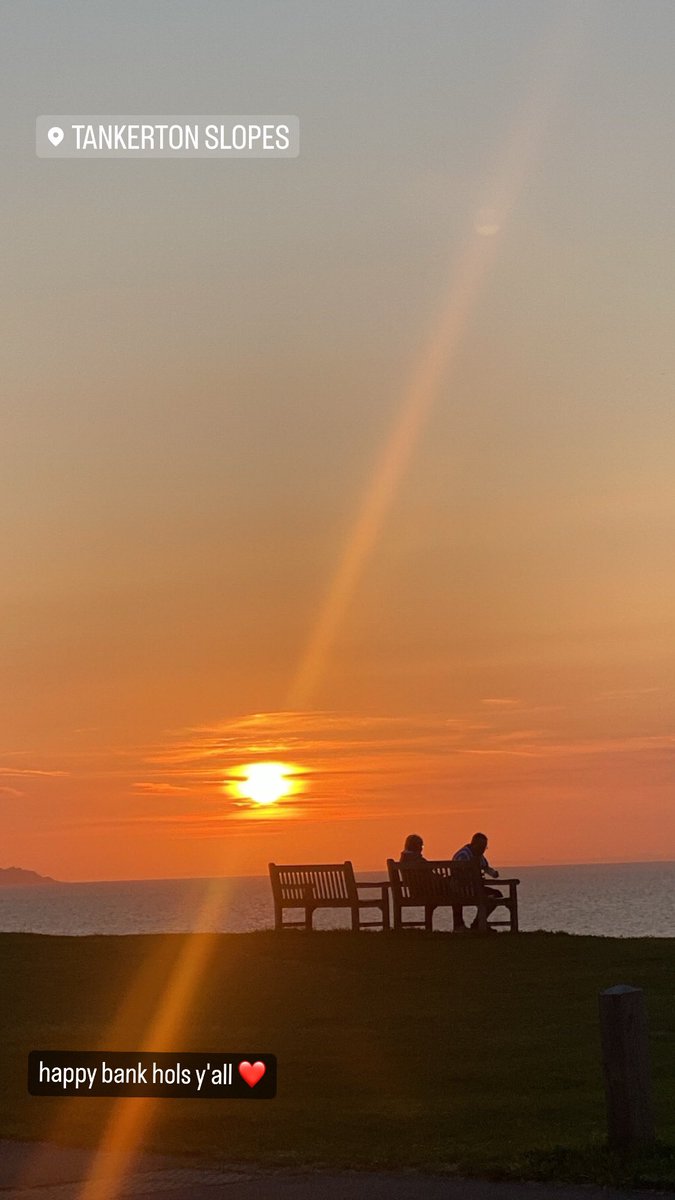 Grabbed the arty sunset pic On Tankerton slopes tonight Saturday night feels good. #whitstable #bankhols ❤️