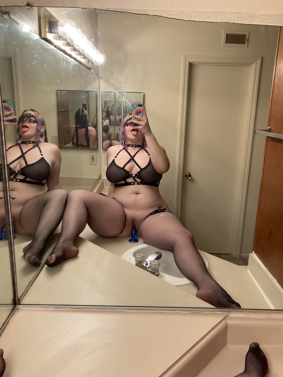 LooneyShelli's tweet photo. Your local thick chick checking in 😌😈 https://t.co/qqbIMCrXBt