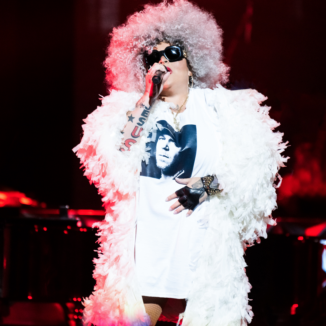 An unforgettable night as @MARiBurelle  mesmerized with her stellar performance, honoring <a href="/Residente/">Residente</a> Icon Award at the Latin Songwriters Hall Of Fame / LA MUSA AWARDS. A true honor to witness this melodic symbiosis. #LAMUSA10 #ResidenteIconAward