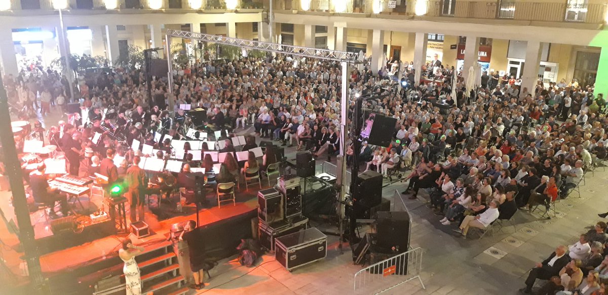 Tortosa's tweet photo. Magnífic concert de la Banda Municipal de Música de #Tortosa, recordant grans èxits dels 80 davant d'una plaça de l'Ajuntament plena de gom a gom. https://t.co/5kqzlVyW0G