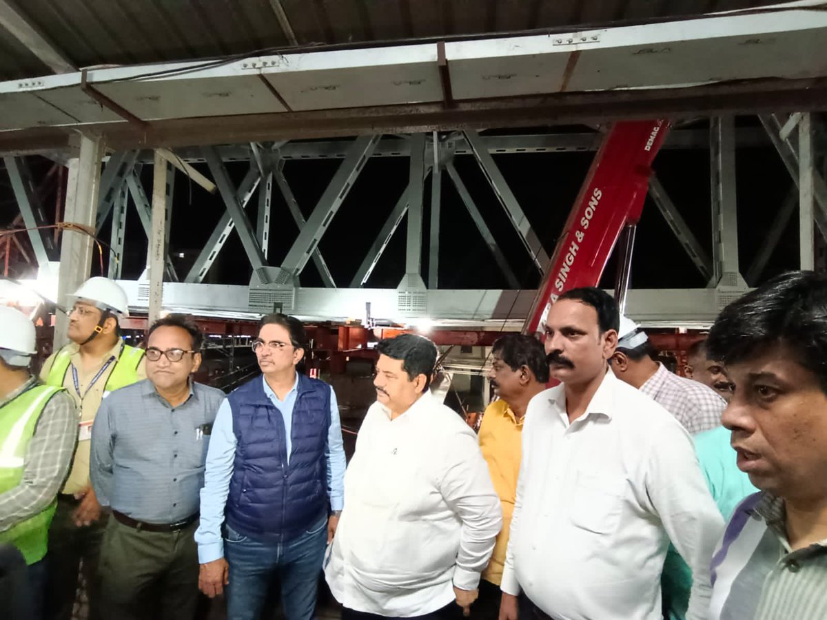 manoj_kotak's tweet photo. Good News Continues For North East Mumbai. 

Today at 1:30 AM started launching central railways longest steel girder(OWG) over railway track having leagth of 99.34 meter over Vidyavihar Railway Station Ghatkopar. 

Under the Visionary leadership of PM @narendramodi Ji, coupled with dynamic state duo of CM @mieknathshinde Ji & DCM @Dev_Fadnavis Ji; WE are committed to provide best rail travel facilities to the citizens of Mumbai.