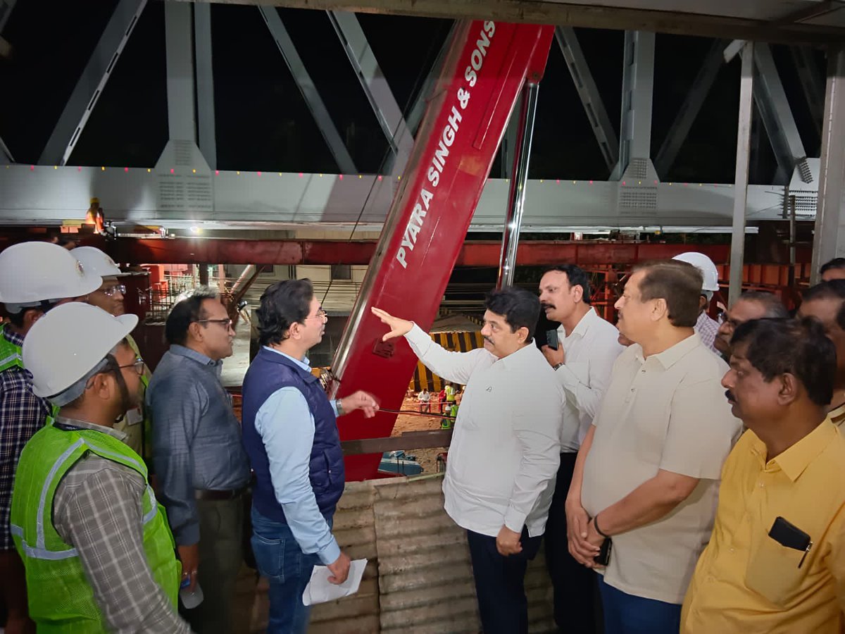 manoj_kotak's tweet photo. Good News Continues For North East Mumbai. 

Today at 1:30 AM started launching central railways longest steel girder(OWG) over railway track having leagth of 99.34 meter over Vidyavihar Railway Station Ghatkopar. 

Under the Visionary leadership of PM @narendramodi Ji, coupled with dynamic state duo of CM @mieknathshinde Ji & DCM @Dev_Fadnavis Ji; WE are committed to provide best rail travel facilities to the citizens of Mumbai.
