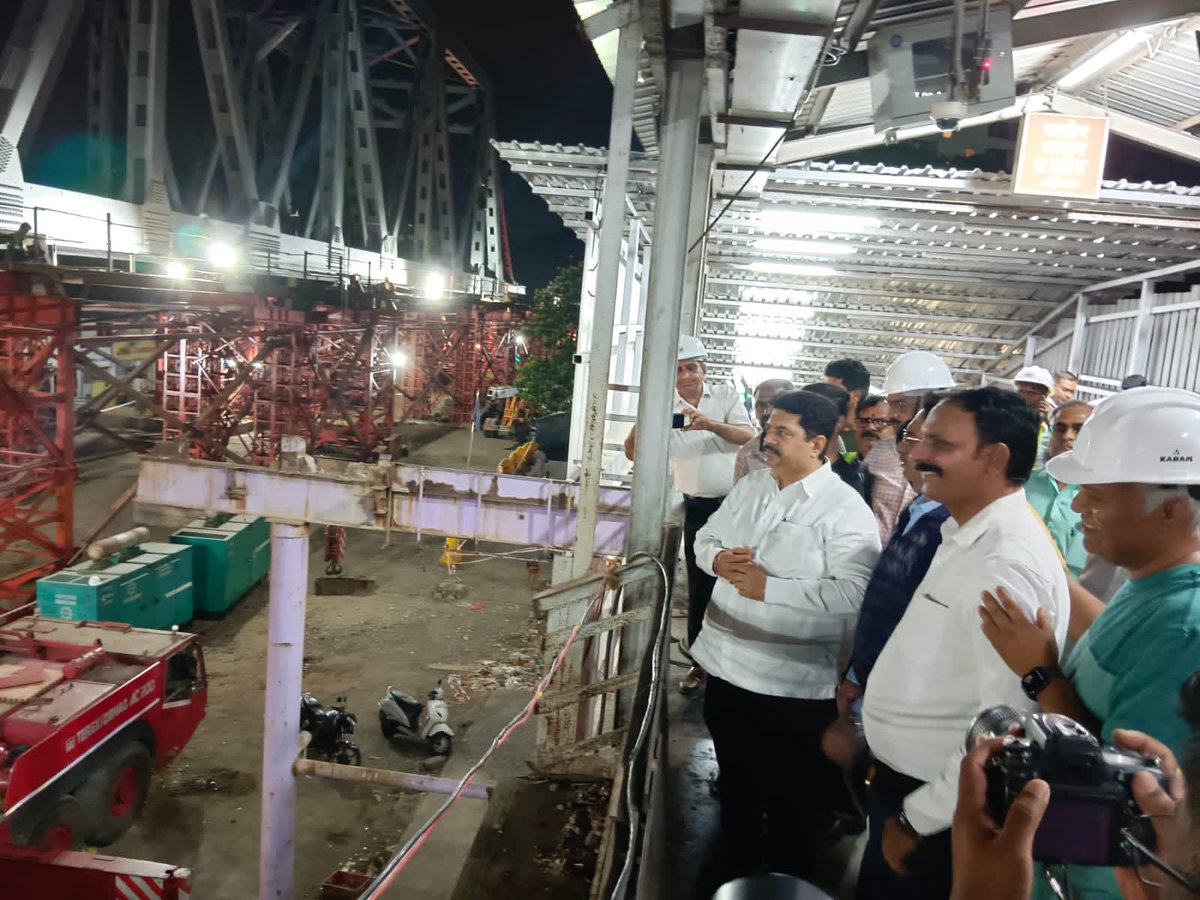 manoj_kotak's tweet photo. Good News Continues For North East Mumbai. 

Today at 1:30 AM started launching central railways longest steel girder(OWG) over railway track having leagth of 99.34 meter over Vidyavihar Railway Station Ghatkopar. 

Under the Visionary leadership of PM @narendramodi Ji, coupled with dynamic state duo of CM @mieknathshinde Ji & DCM @Dev_Fadnavis Ji; WE are committed to provide best rail travel facilities to the citizens of Mumbai.