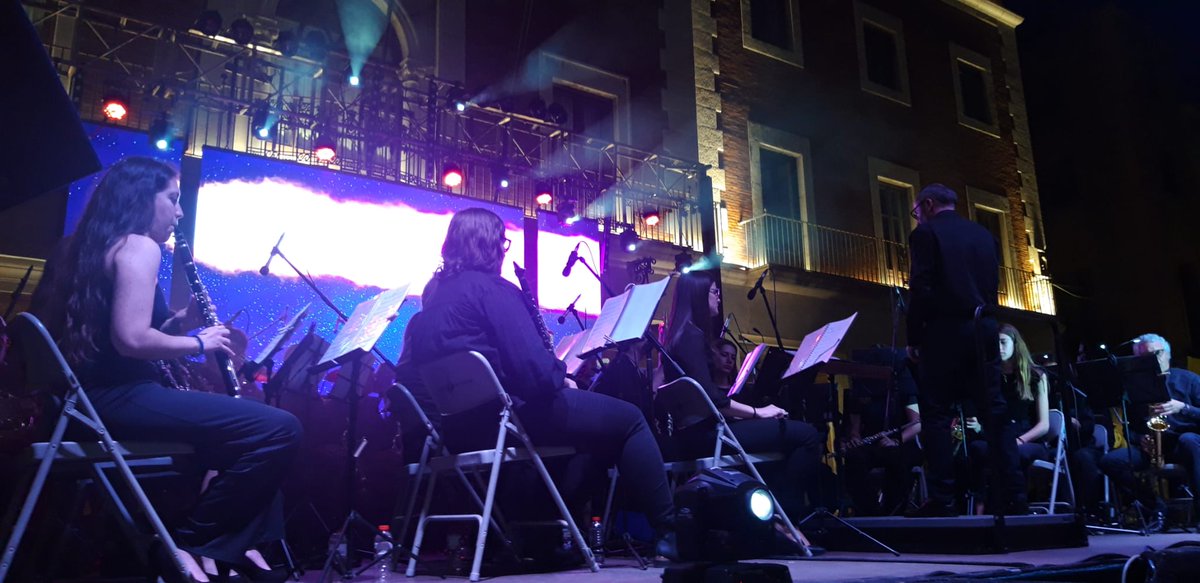 Tortosa's tweet photo. Magnífic concert de la Banda Municipal de Música de #Tortosa, recordant grans èxits dels 80 davant d'una plaça de l'Ajuntament plena de gom a gom. https://t.co/5kqzlVyW0G