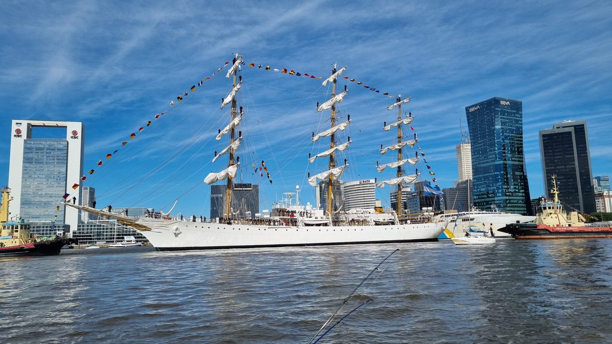 Hoy tuve el privilegio de ver zarpar a la Fragata Libertad en su viaje icónico, desde un punto de vista bien particular. De verdad emocionante.