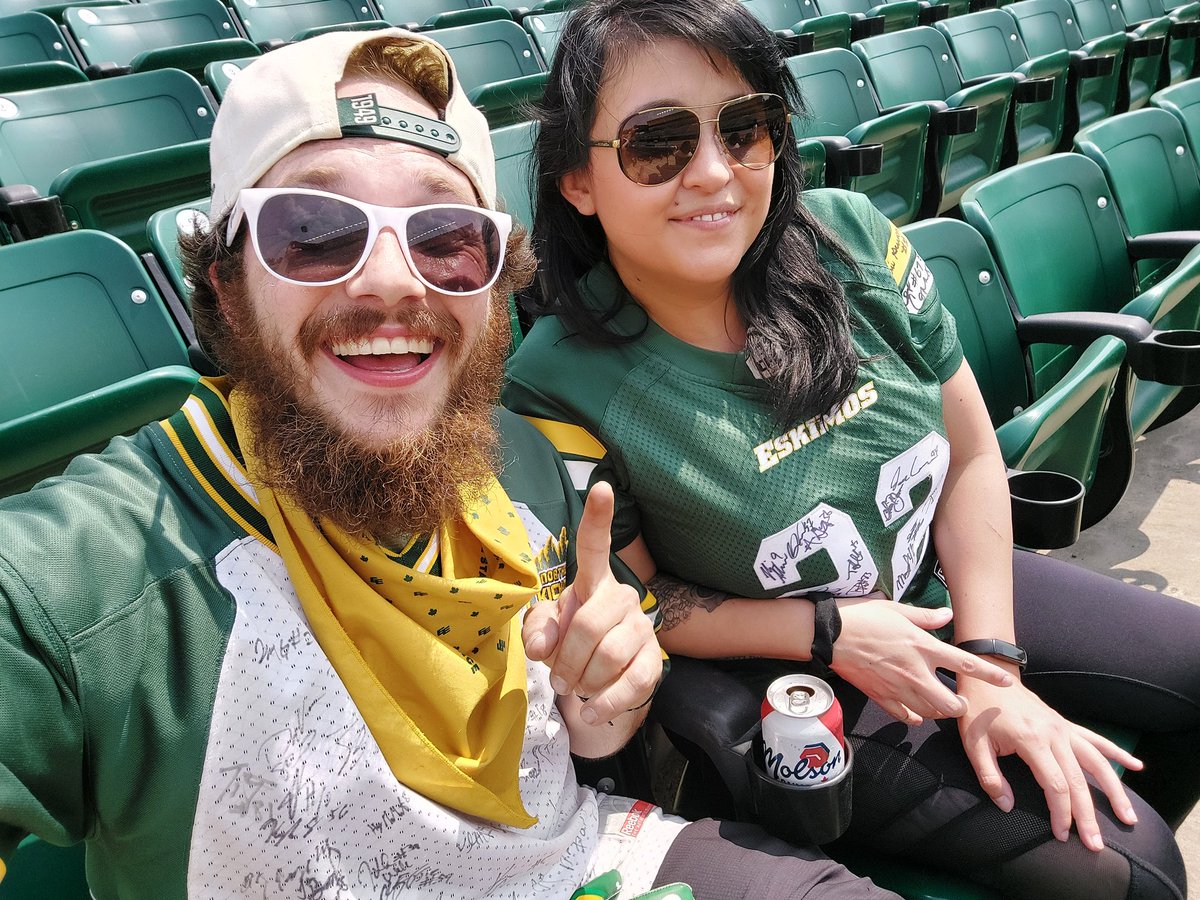 EE ROLL CALL!!! Where are you watching today's Edmonton Elks Game from?!?! We are cheering on from Section X at Commonwealth Stadium! Go Elks!!!
#RepFromSectionX #GoElks #AntlerUp #CFL #YEG #JoinTheHerd 🦌