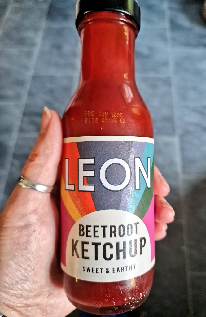 Airfried potato-smash snacking with @leonrestaurants very interesting beetroot ketchup #vegan #veganfood #snacktime