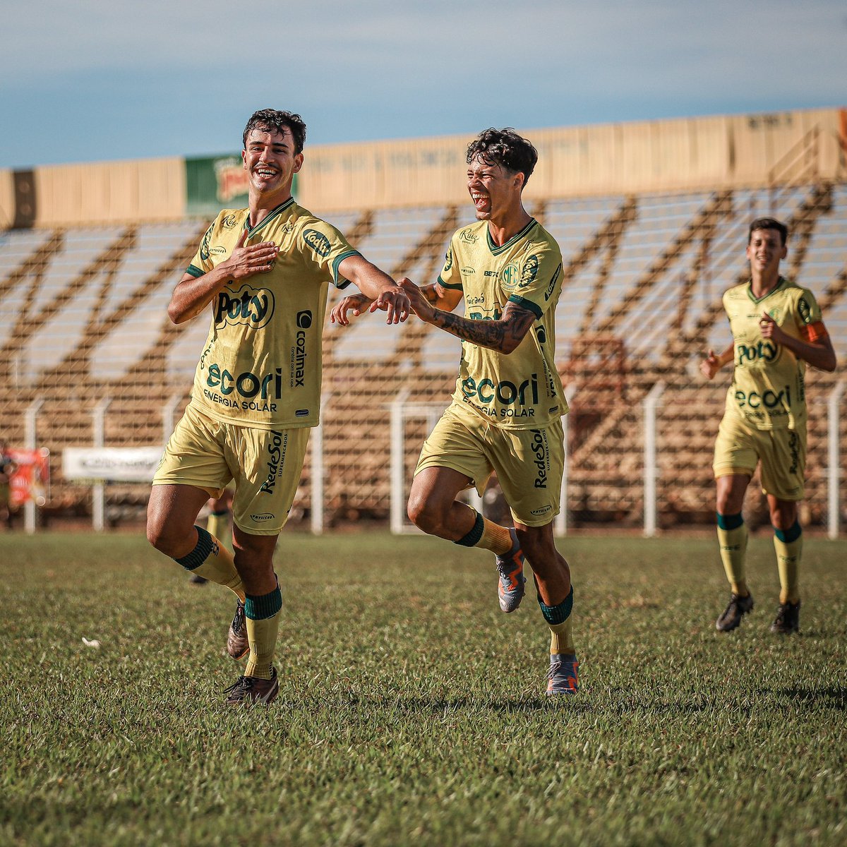 mirassolfc's tweet image. #CriasDoLeão na liderança!

O Sub-20 do Mirassol goleou o Olímpia por 6 a 1 neste sábado, com gols marcados por Miguel (3), Lucas Daniel, João Marcelo e Paschoaloto! Com a sexta vitória em sete jogos no Paulista Sub-20, as #Crias retornam à liderança do grupo 1

📸: Pedro Zacchi