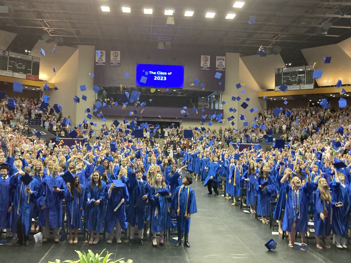 ClevelandDist7's tweet image. Two graduations, back to back. Congratulations class of 2023. ⁦@wcsBHS⁩ ⁦@wcsRHS⁩