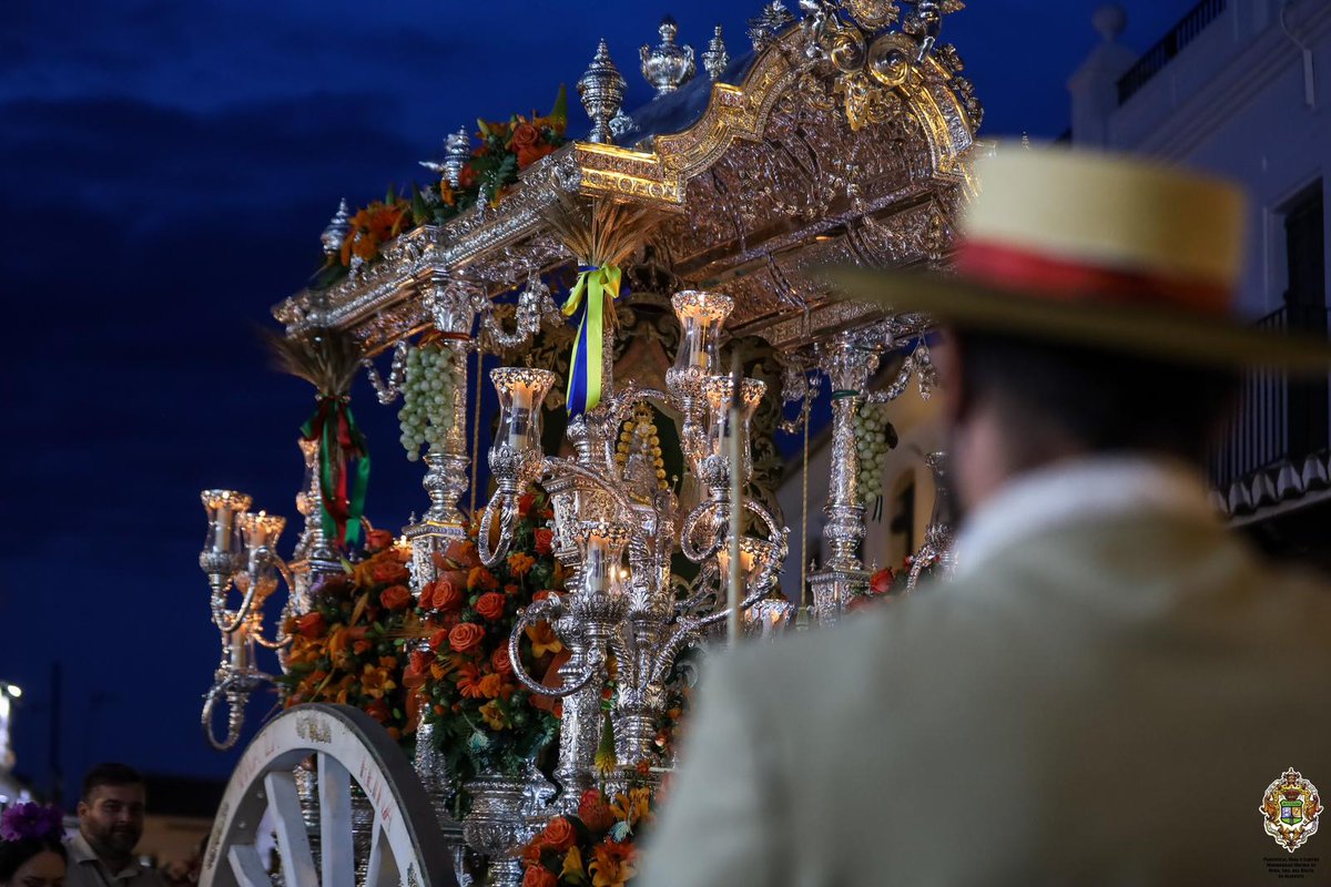 hdadmatrizrocio's tweet photo. 🟢 Ya se han presentado ante la Virgen del Rocío las hermandades de San Juan de Aznalfarache y Fuengirola

¡Viva San Juan de Aznalfarache! ¡Viva Fuengirola! ¡Viva la Virgen del Rocío! 

#ElRocio23 https://t.co/GxjpbmzoXa