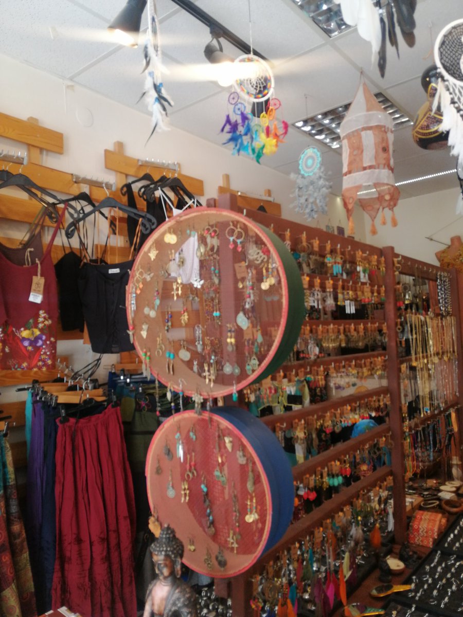 İnsan sonsuz bir çölde 
kalbe âşina geleni bulmak için gezer...