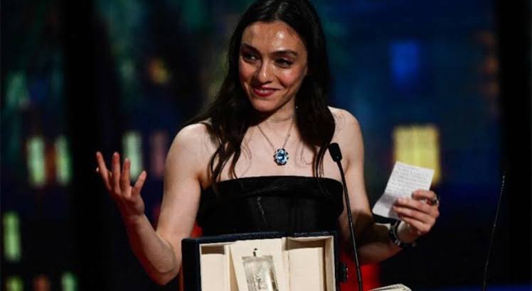 “Türkiye'de hak ettiği güzel günleri yaşamayı bekleyen tüm mücadeleci ruhlara armağan ediyorum” diyerek, Cannes Film Festivali'nde en iyi kadın oyuncu ödülünü alan Merve Dizdar’la daha çok umutlandık.

Yarın, her şey çok daha güzel olacak.