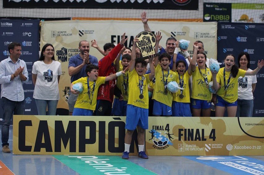 fgabalonman's tweet photo. 🏆 FINAL 4 ALEVÍN 7 PRATA 

Gran día o vivido no Gatañal cos rapaces e rapazas da categoría Alevín 7. Deixámosvos estas preciosas imaxes da entrega de trofeos. 

Noraboa a todos pola magnífica tempada 💙🤍

📸 @fergophotos https://t.co/MAEud74z5r