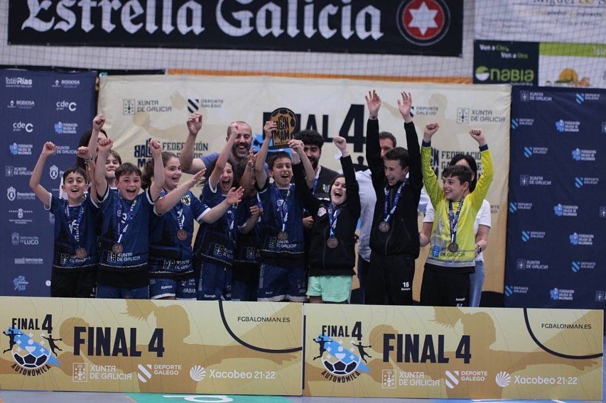 🏆 FINAL 4 ALEVÍN 7 PRATA 

Gran día o vivido no Gatañal cos rapaces e rapazas da categoría Alevín 7. Deixámosvos estas preciosas imaxes da entrega de trofeos. 

Noraboa a todos pola magnífica tempada 💙🤍

📸 @fergophotos