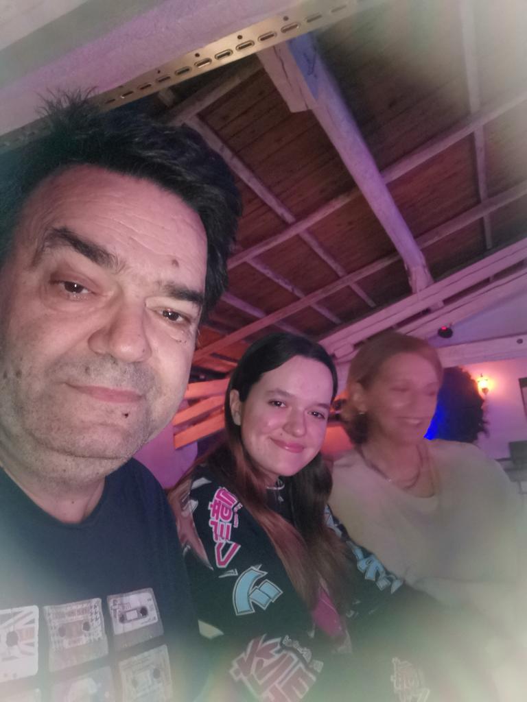 zeljkouna's tweet photo. Kad roditelji izvedu kćer na veče K Pop muzike u Zappa bazu.
Biće ovo luda noć. https://t.co/8XFysb0QQW