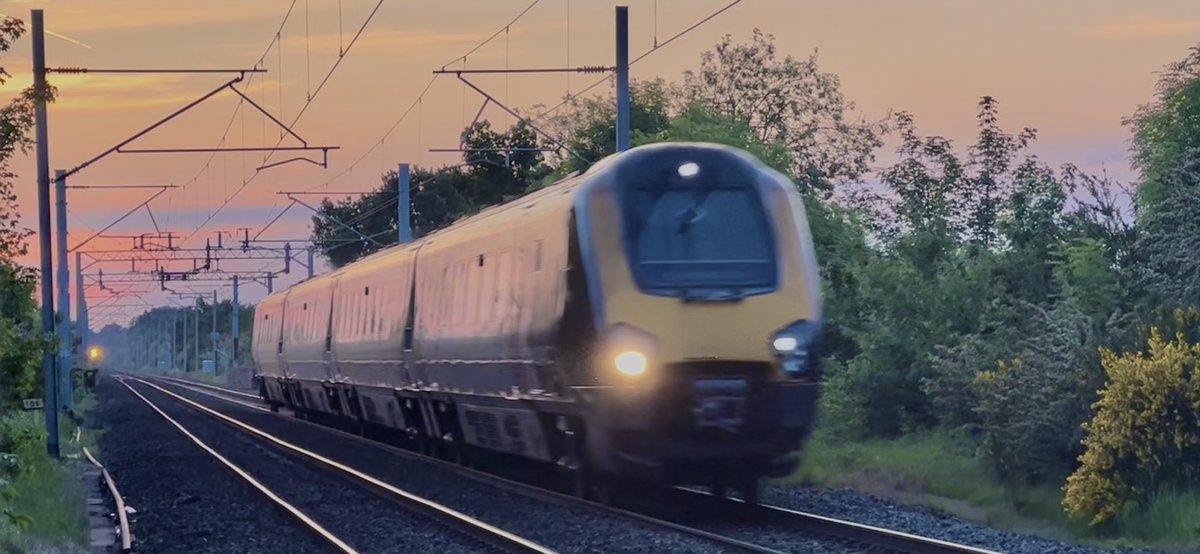 PlatformEdge1's tweet image. Evening all,

Here is 220030 about to pass Marston Green on a service to Birmingham International 🌅 #Class220