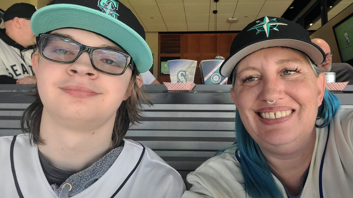 The 'Suite Life' of Mona & her almost 16yo (happy birthday to him tomorrow!)
#WhereIRoot
#SeaUsRise
#GoMs