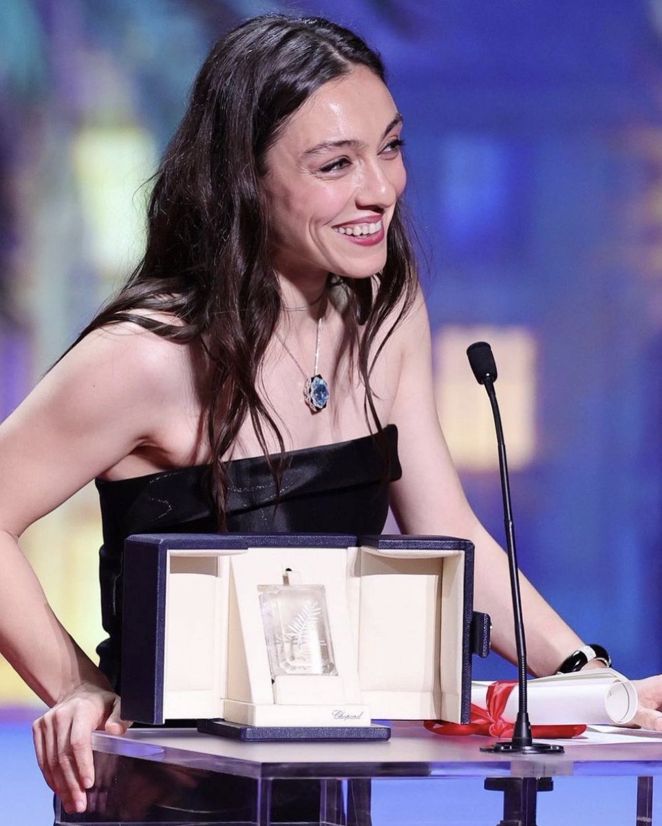 Son zamanların en güzel ve gurur verici haberi ✨ Cannes Film Festivali En İyi Kadın Oyuncu Ödülü Merve Dizdar 👏 👏✨