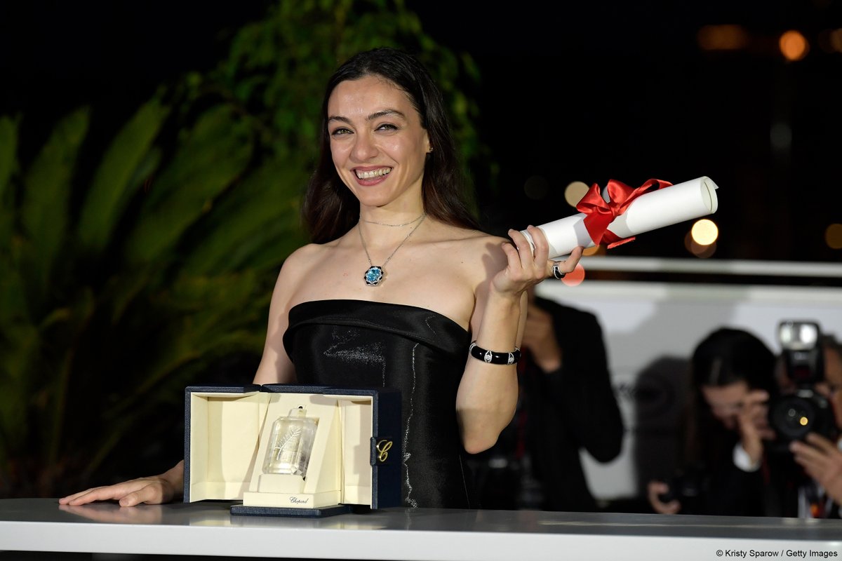 🏆 Merve DIZDAR, lauréate du Prix d'interprétation féminine pour KURU OTLAR USTUNE (LES HERBES SÈCHES) de Nuri Bilge CEYLAN. — Merve DIZDAR, award winner for Best Actress in KURU OTLAR USTUNE (ABOUT DRY GRASSES) by Nuri Bilge CEYLAN. #Cannes2023 #Awards #BestActress