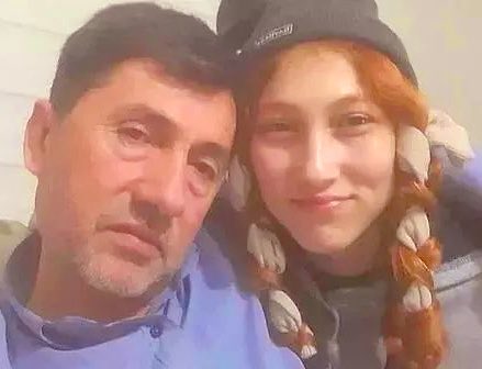 Sol tarafta 20 lirasını çalmak isteyen sığıntıların kezzapla yaktığı 12-13 yaşındaki Yusuf Candan ve çaresiz babası, sağ tarafta dersane dönüşü bir Afgan’ın tecavüz edip başına taşla vurarak öldürdüğü 16 yaşındaki Ayşegül ve babasıyla son mutlu anı…

Unutmadım, unutmayacağım!