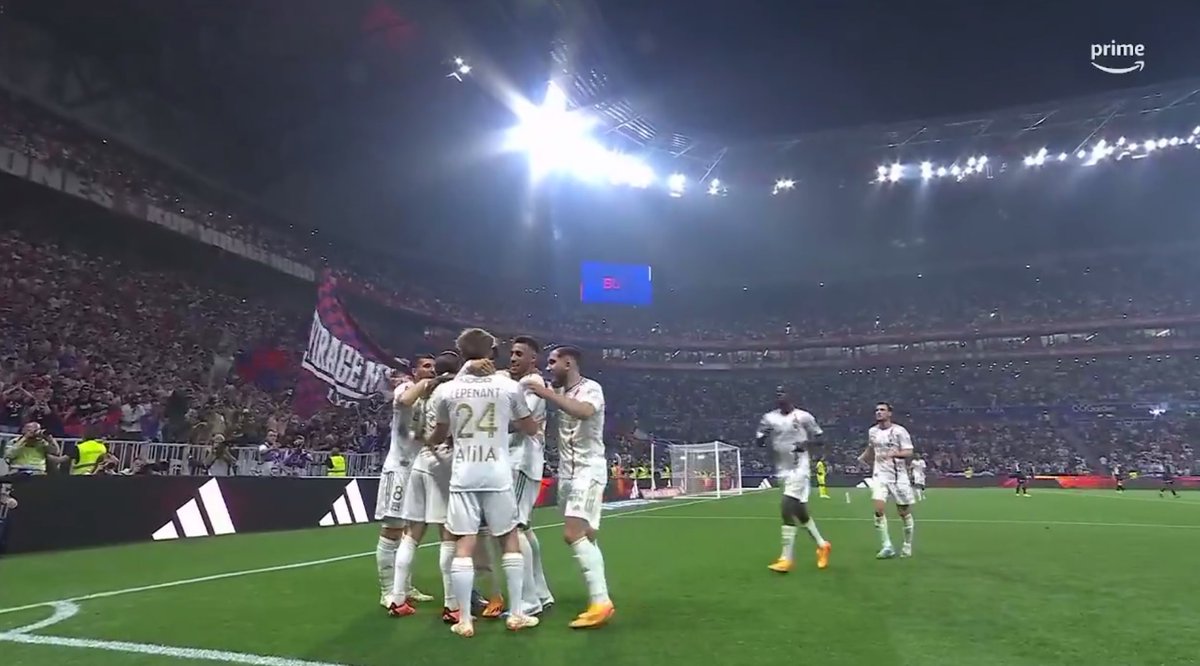 SocialGones's tweet photo. [#MerciJMA] Coup franc direct et fuyant de Maxence #Caqueret qui finit au fond !

Cette fois, c'est validé : 3⃣-0⃣

#TeamOL #OLSDR https://t.co/1LE8G7uguq