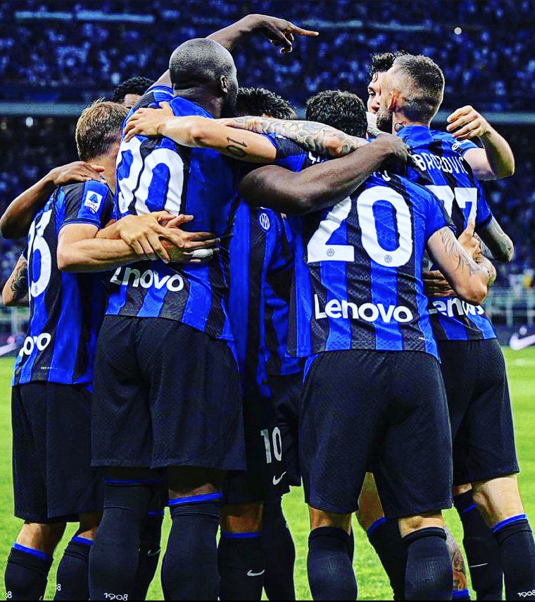 FBiasin's tweet photo. Due mesi fa ti avevano fatto il funerale, altro che balle.

Eppure avevi già vinto la #Supercoppa.
E poi hai conquistato la finale di #Champions.
E vinto la #CoppaItalia.
E ora ti sei garantita la #Champions 23/24.

E, insomma, hai zittito tutti. Tutti.

Sei grande #Inter. https://t.co/o0YsL0Vtgf