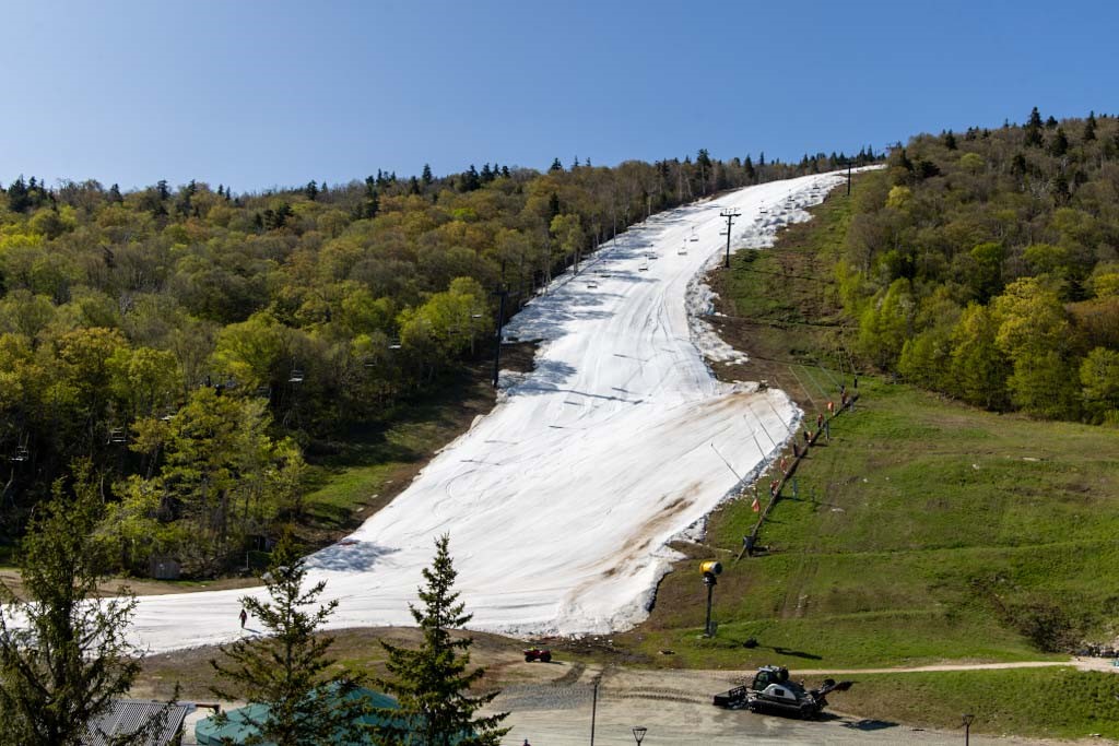 When the lifts stop spinning for the day, our grooming team embarks on Superstar to prolong our season. To ensure you safety, please be advised that uphill travel and skiing and riding during non-operating hours is strictly prohibited. Thank you.

#Beast365 #Killington