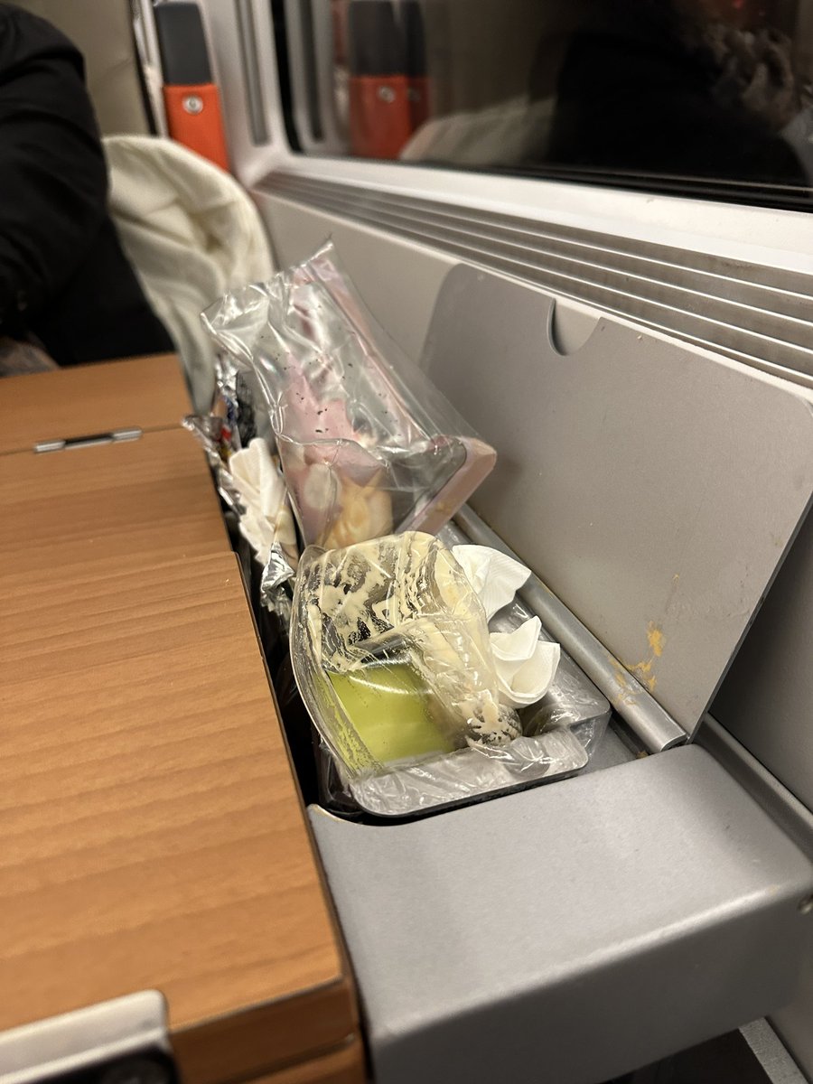 charliemog's tweet photo. Menudo asco @Avlorenfe Acabo de entrar en el tren y me encuentro esto en la mesa y el suelo lleno de comida. Será más barato pero tampoco tenemos porque ir en un estercolero. @Renfe #vomitivo https://t.co/YC5USCFTKY