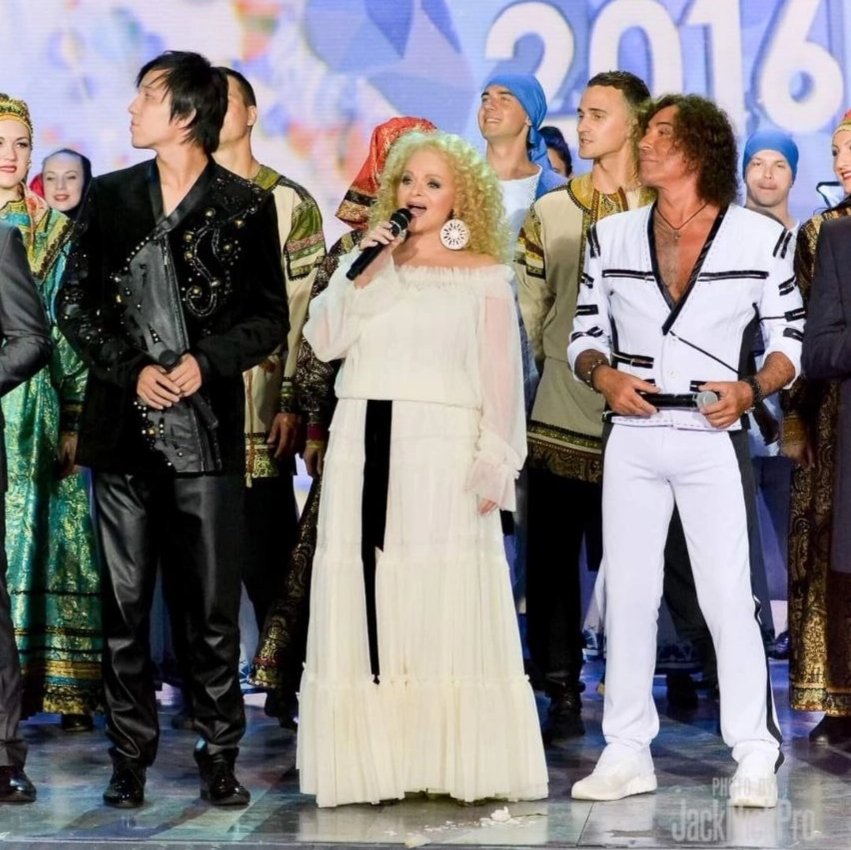 MarinaGelashvi6's tweet photo. @Fanclub_phoenix "У каждого есть свое счастье. Моё счастье  - Вы и сцена. Если мои песни дошли до ваших сердец, значит я выполняю свою большую миссию в жизни."
Димаш 
#Omir_Dimash #TheStoryOfOneSky
#DimashQudaibergen
#YourMusicIsMyLife
OMIR BY DIMASH https://t.co/3W0SgL0irG