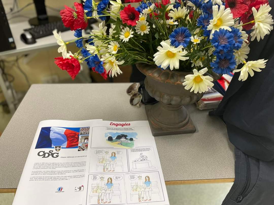 ESSJC43's tweet image. SEMAINE DES CLASSES DÉFENSE 
La semaine du 22 au 26 mai mettait à l'honneur les CDSG dans toute la France.
A cette occasion, un livret récapitulatif leur a été remis en guise de souvenir ... et chacun a eu hâte de s'y reconnaître 😊