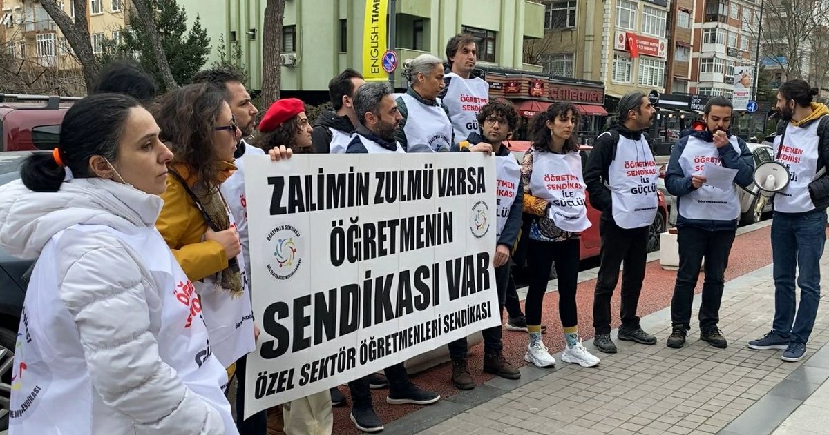 ogretmensendika's tweet photo. Patronlar çok iyi anlasın. 
Biz varız, sendikalıyız ve öyle çalışacağız. 
Öğretmen bir gün 
bu iş
böyle yürümez der ise
YOK OLURSUNUZ! #SendikaHerYere https://t.co/Fvq1WxyS5W