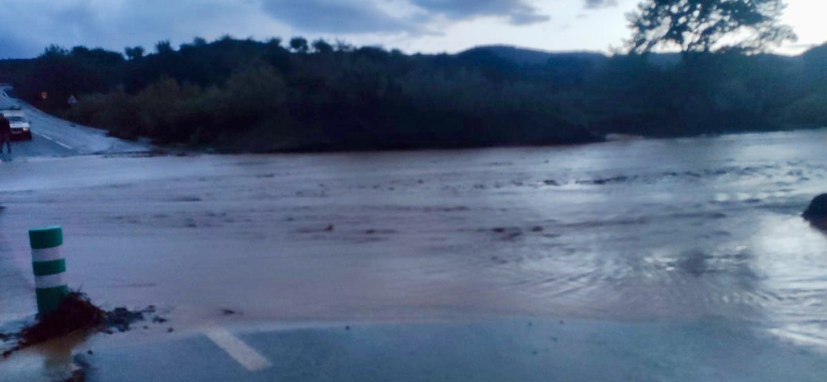 mbarrocal's tweet photo. Fuerte tormenta esta tarde en Oria (Almeria).
La carretera de Oria a Chirivel ha estado cortada por la salida de la Rambla del Pino Blanco.
La Rambla de Oria también lleva mucha agua en estos momentos.
Fotos grupo guasap de Oria.@AEMET_Andalucia @ecazatormentas @MeteoSE https://t.co/ccTPVWedJX