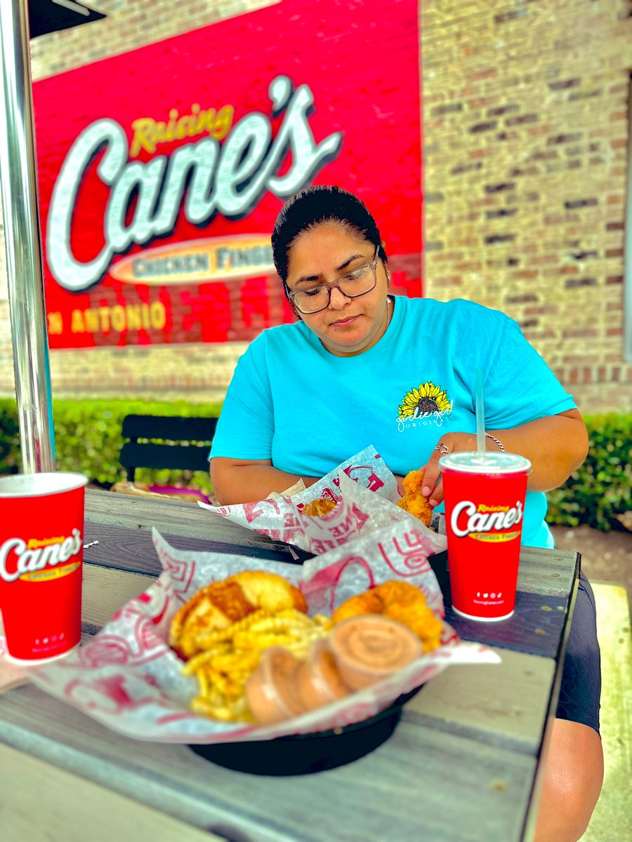 tiff_torr's tweet photo. perfection on this Saturday afternoon 💘 #1LV @raisingcanes https://t.co/VjsS3uSAJv