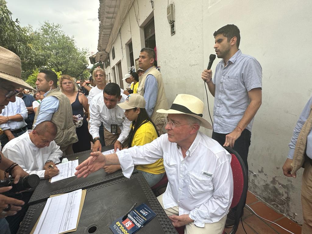 Álvaro Uribe Vélez tweet media